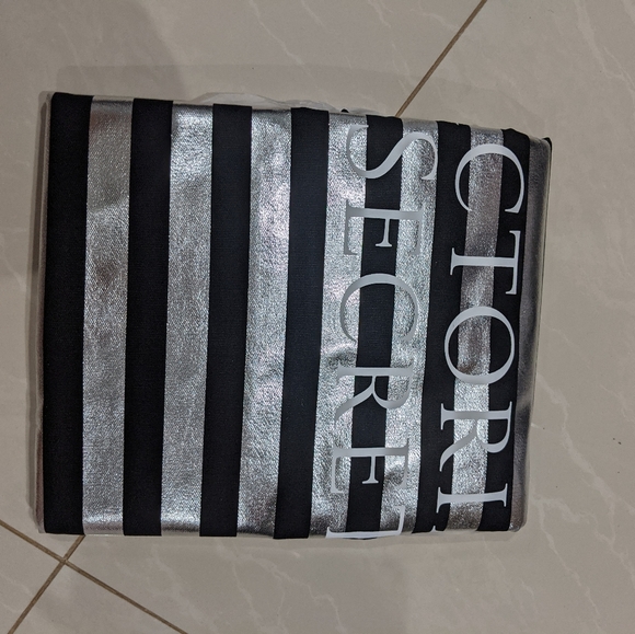 SOLD! Victoria's Secret Travel Bag - Picture 4 of 4